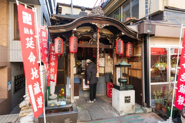 Tokio Japan Januari 2016 Een Japanse Man Ligthing Een Kaars — Stockfoto