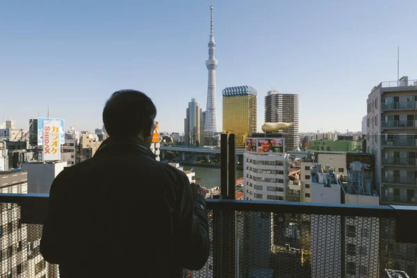 日本东京 2016年1月10日 日本游客从浅草文化旅游信息中心的顶楼欣赏风景 免版税图库图片