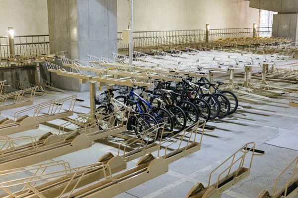 Tokio Japón Enero 2016 Aparcamiento Bicicletas Varios Niveles Garaje Interior Imagen De Stock