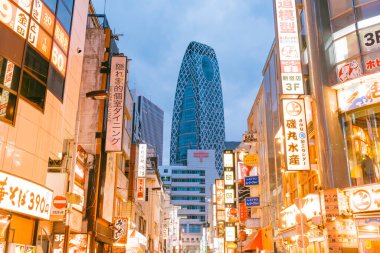 Tokyo, Japonya - 10 Ocak 2016: Kenarlarında çok sayıda Japon Restoranı bulunan Nishi Shinjuku Alışveriş Caddesi manzarası.