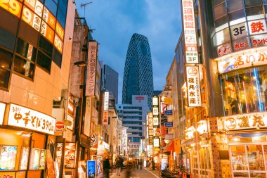 Tokyo, Japonya - 10 Ocak 2016: Kenarlarında çok sayıda Japon Restoranı bulunan Nishi Shinjuku Alışveriş Caddesi manzarası.