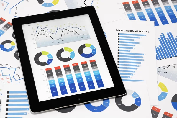 Affärsdiagram på Tablet PC — Stockfoto