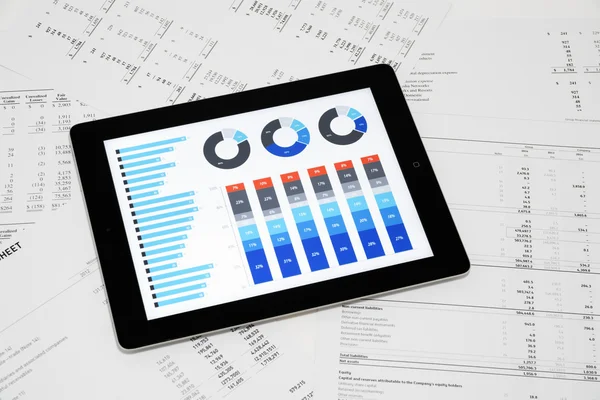 Gráficos de negocios en la tableta —  Fotos de Stock