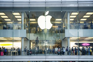 Meşgul bir Apple Store Hong Kong Hong Kong IFC alışveriş merkezi içinde bulunan.
