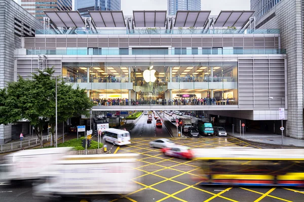 Un occupato Apple Store di Hong Kong situato all'interno del centro commerciale IFC, Hong Kong . — Foto Stock