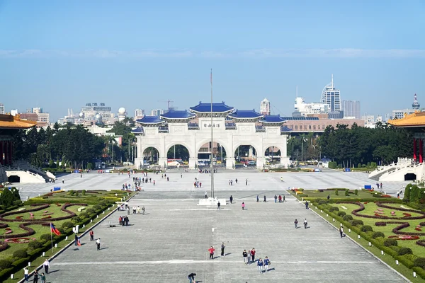 Libery Square with Chiang Kai-shek Memorial Garden in Taipei - Taiwan. Chiang Kai-shek Memorial is a popular travel destination among tourists visiting Taiwan. — Stock Photo, Image