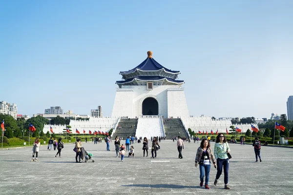 A turisták a Chiang Kai-Shek Memorial Hall-ban Taipei. — Stock Fotó