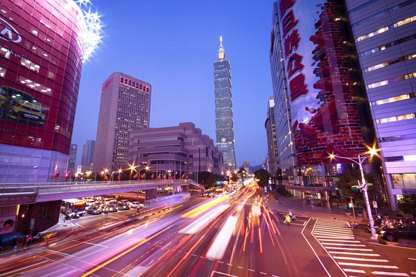 Taipei, district de Xinyi la nuit (y compris Taipei 101). Le district de Xinyi est le siège du bureau du maire de Taipei et du gouvernement municipal de Taipei. . — Photo