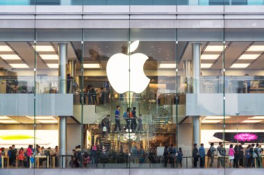 Meşgul bir Apple Store Hong Kong Hong Kong IFC alışveriş merkezi içinde bulunan.