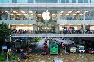 Meşgul bir Apple Store Hong Kong Hong Kong IFC alışveriş merkezi içinde bulunan.