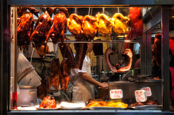 Жареные кантонские утки и еще одно жареное мясо в витринах местной закусочной в Гонконге
.