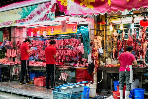 Mercado de Bowrington Road en Hong Kong. Carnicería en Hong Kong, Bowrington Road, Wanchai . — Foto de Stock