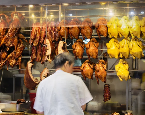 Anatre cantonesi arrosto e un'altra carne arrosto in una vetrina di un ristorante locale a Hong Kong . — Foto Stock