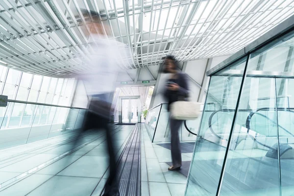 Bewegung verschwommen Pendler in Hongkong. — Stockfoto