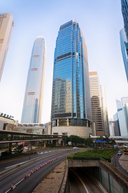Hong Kong 'un merkezindeki modern ofis binaları.