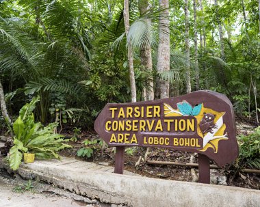 Lobol, Bohol Adası Tarsier koruma alanında giriş işareti.