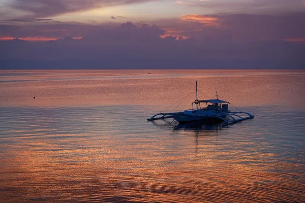Tramonto con una barca Banka a Bohol, Filippine . — Foto Stock