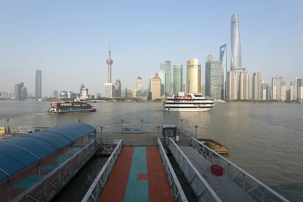 Shanghai Skyline och båtar turist — Stockfoto