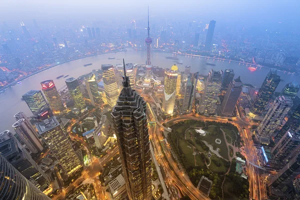 Shanghai skyline 's nachts. — Stockfoto