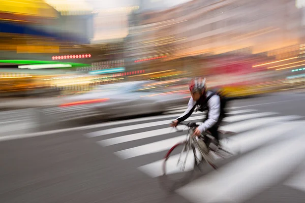 Motociclista em uma cidade — Fotografia de Stock