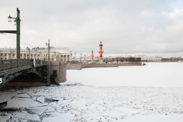 Escupir de la isla Vasilyevsky, el Puente del Palacio. San Petersburgo — Foto de Stock