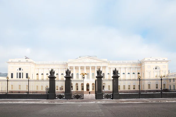 Budynek Muzeum Rosyjskie w Sankt Petersburgu w zimie. — Zdjęcie stockowe