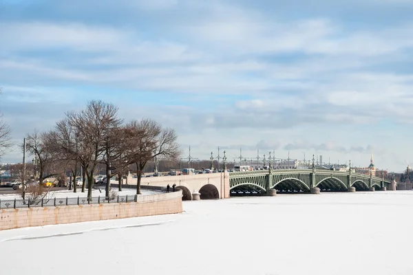 Vista da Ponte Trinity e do Rio Neva. Inverno, São Pedro — Fotografia de Stock