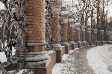 Kurtarıcı Tapınağı üzerinde Spil Mikhailovsky bahçede çit