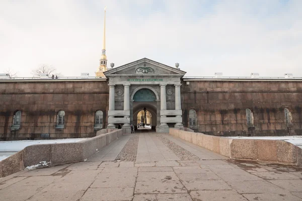 A vár falán. Neva kapuk. Tél, St. Petersburg. — Stock Fotó