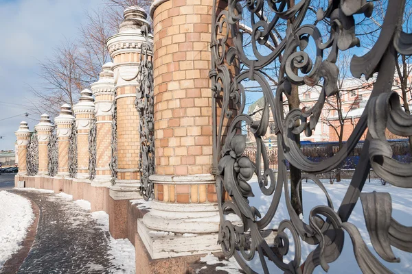 Omheining van de tuin van de Mikhailovski in de tempel van de Verlosser op Spil Stockfoto