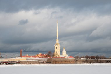 Bulutlar üzerinde kale kar. Kış, St Petersburg