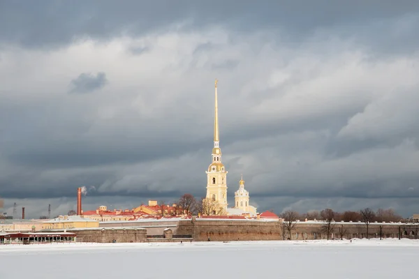 Snow moln över fästningen. Vintern, St. Petersburg — Stockfoto