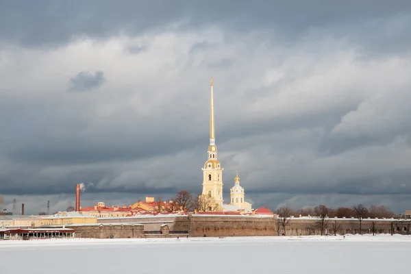 Nubes de nieve sobre la fortaleza. Invierno, San Petersburgo Imagen De Stock