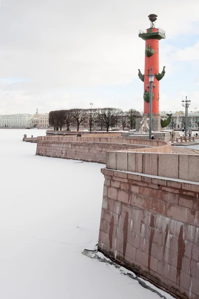 Widok na nabrzeże granitu. Zima, St. Petersburg — Zdjęcie stockowe