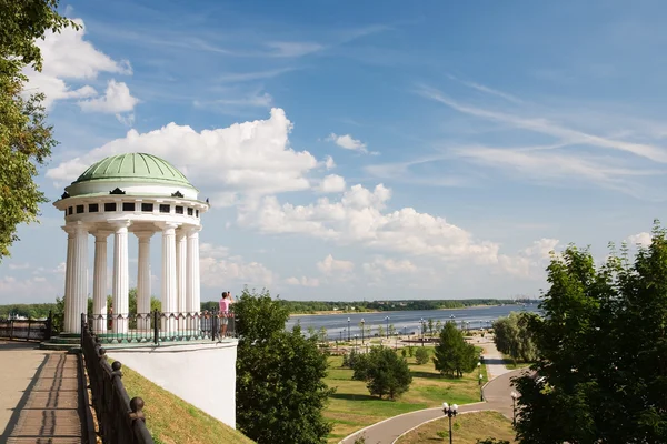 Lusthus på Volga banvallen i den staden i Yaroslavl. — Stockfoto
