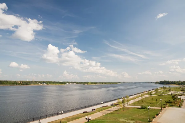 El terraplén del río Volga en Yaroslavl. Día de verano —  Fotos de Stock