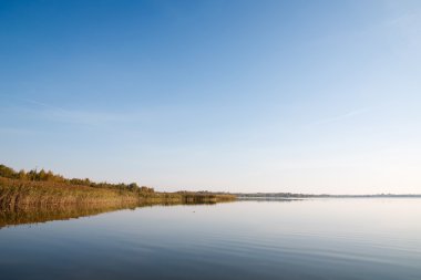 Sonbahar zaman göl üzerinde Kuzey Rusya olduğunu..