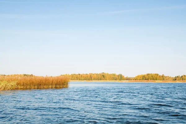 Podzim je čas na jezeře, Severní Rusko. — Stock fotografie