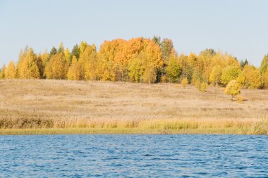 Sonbahar zaman göl üzerinde Kuzey Rusya olduğunu..