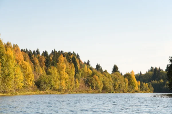 Hösten är tid på sjön, norra Ryssland. — Stockfoto