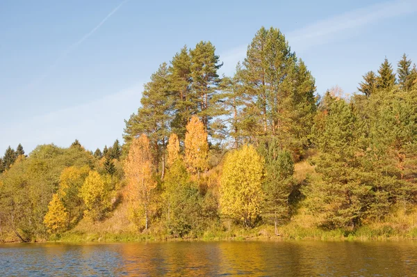 Hösten är tid på sjön, norra Ryssland. — Stockfoto