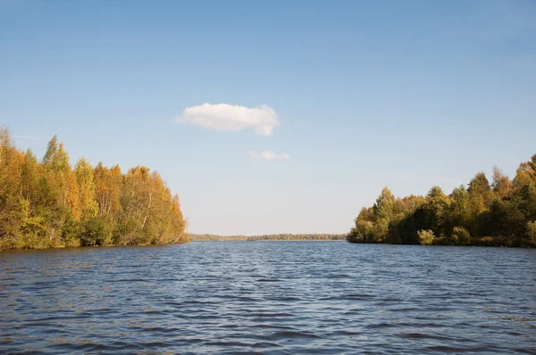 Hösten är tid på sjön, norra Ryssland. — Stockfoto