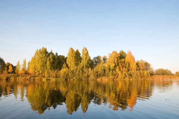 Podzim je čas na jezeře, Severní Rusko. — Stock fotografie