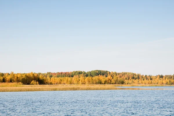 Podzim je čas na jezeře, Severní Rusko. — Stock fotografie