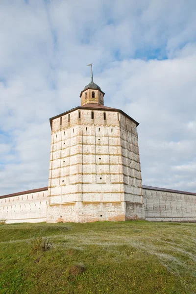 Zdi kláštera Kirillo-Belozersky. Architektonické památky — Stock fotografie