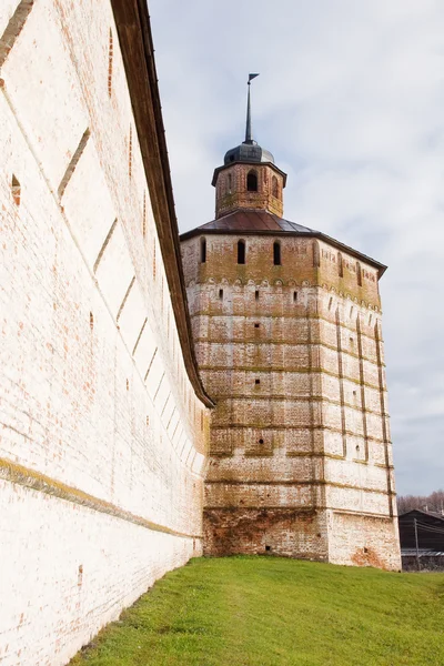 Muro del monastero di Kirillo-Belozersky. Monumento architettonico Foto Stock Royalty Free