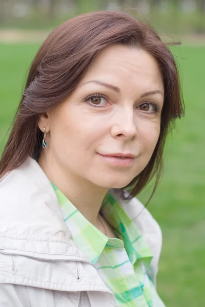 Portret van mooie vrouw op een wandeling in het Park — Stockfoto