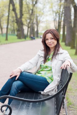 Bahar Park bir bankta oturan güzel kadın