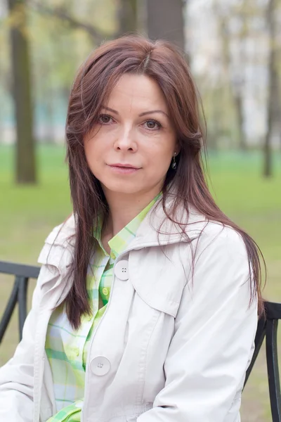 Porträtt av en vacker kvinna. En promenad i parken — Stockfoto