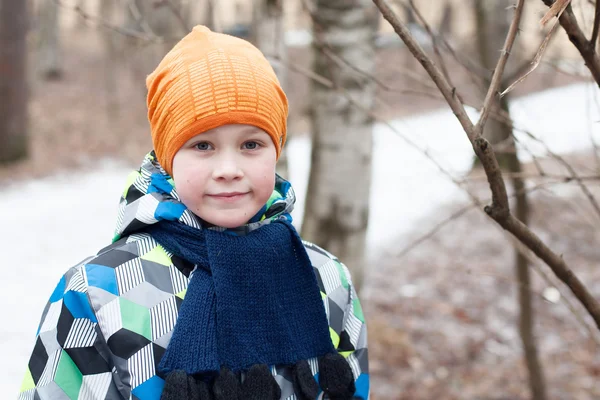 冬公園を歩いている 10 代の少年. — ストック写真
